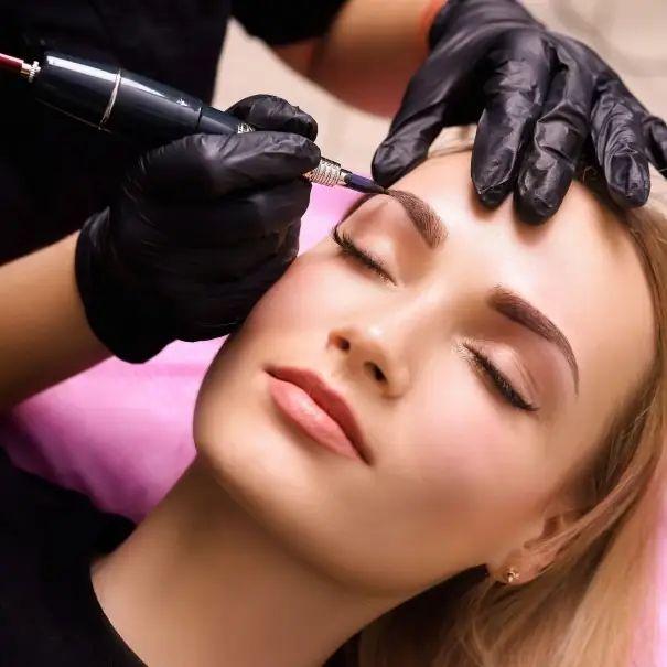 Detalle de micropigmentación en cejas